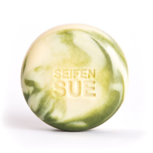 Seife mit Gurkensaft und Joghurt, weiß mit Dunkelgrün, Gussmarmorierung, sehr pflegend, SeifenSUE Logo in der Mitte hinein gestempelt, von vorne